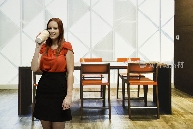 18-19岁的年轻女性/企业家穿着短裙，拿着咖啡杯在会议室/办公室里，有复印空间/领导/会议/新业务/小型业务/商业会议